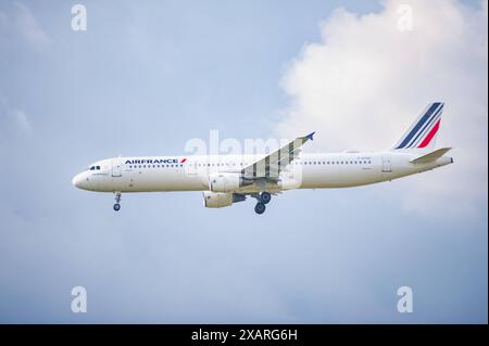 02.06.2024, Berlin, Deutschland, Europa - Ein Passagierflugzeug vom Typ Airbus A321-212 der Air France mit der Registrierung F-GTAS im Landeanflug auf den Flughafen Berlin Brandenburg Ber. Air France ist Mitglied der SkyTeam-Gruppe, einer der drei grossen Luftfahrtallianzen der Welt. *** 02 06 2024, Berlin, Allemagne, Europe Air France Airbus A321 212 avions de passagers immatriculés F GTAS en approche de l'aéroport Berlin Brandebourg BER Air France est membre du groupe SkyTeam, l'une des trois grandes alliances aéronautiques au monde Banque D'Images