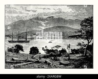 Une vieille gravure de Hobart, Tasmanie, Australie à la fin des années 1800 Hobart est la capitale et la plus grande ville de l'État insulaire. Elle est située dans le sud-est de la Tasmanie, sur l'estuaire de la rivière Derwent, ce qui en fait la plus méridionale des capitales d'État d'Australie. Fondée en 1804 en tant que colonie pénitentiaire britannique, la chasse à la baleine a émergé comme une industrie majeure dans la région, et pendant un temps Hobart a été le principal port baleinier de l'océan Austral, son port formant le deuxième port naturel le plus profond du monde. Banque D'Images