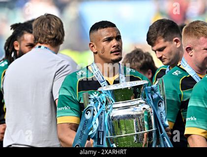 Twickenham, Royaume-Uni. 08 juin 2024. Finale de rugby Gallagher Premiership. Northampton Saints V Bath Rugby. Stade de Twickenham. Twickenham. Juarno Augustus (Northampton Saints) avec le trophée lors de la finale de rugby Gallagher Premiership entre les Northampton Saints et Bath Rugby. Crédit : Sport in Pictures/Alamy Live News Banque D'Images