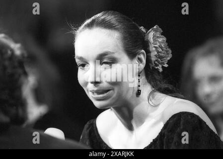 Nina Corti Tänzerin 02/90 Hör Nina Corti im Februar 1990 BEI 3 nach 9 Radio Bremen TV Fernsehen Talkshow Talk Schweiz Schweizer schweizerisch schweizerische Frau Tanz klassisch klassische spanisch spanischer Flamenco Flamencotänzerin danseuse suisse quer Porträt sprechend lächelnd sw *** Nina Corti danseuse 02 90 écouter Nina Corti en février 1990 à 3 nach 9 Radio Bremen TV télévision talk-show talk-show Suisse suisse suisse femme suisse danse classique espagnol flamenco danseuse flamenco danseuse suisse portrait croisé parlant souriant sw Banque D'Images