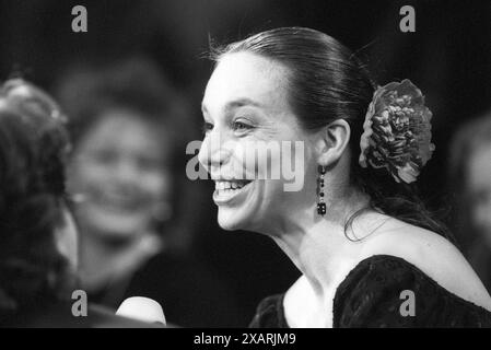 Nina Corti Tänzerin 02/90 Hör Nina Corti im Februar 1990 BEI 3 nach 9 Radio Bremen TV Fernsehen Talkshow Talk Schweiz Schweizer schweizerisch schweizerische Frau Tanz klassisch klassische spanisch spanischer Flamenco Flamencotänzerin danseuse suisse quer Porträt Halbprofil sprechend lächelnd lachend SW *** Nina Corti danseuse 02 90 écouter Nina Corti en février 1990 à 3 nach 9 Radio Brême TV talk-show talk-show Suisse Suisse suisse femme danse classique espagnol flamenco danseur suisse danseuse femme portrait croisé demi-profil parlant rire souriant Banque D'Images