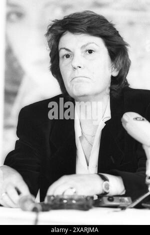 Liliana Cavani Regisseurin 02/85 Rag Liliana Cavani während der Berliner Filmfestspiele AM 22. Février 1985 Berlin Festspiele Berlinale Italien Italien Italienisch Italienische Frau Schauspiel film Filmregisseurin Spielfilm Drehbuchautorin réalisatrice italienne hoch halb sitzend Mundwinkel herunterziehend heruntergezogen Mikrofon SW *** Liliana Cavani réalisatrice 02 85 Rag Liliana Cavani pendant le Festival du film de Berlin le 22 février, 1985 Berlin Festival Berlinale Italie italienne italienne italienne réalisatrice de film film film scénariste italienne réalisatrice féminine haute moitié assis bouche coins pul Banque D'Images