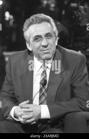 Egon Krenz Politiker 03/90 VZ Egon Krenz im März 1990 in der Talkshow Die Woche RTL plus TV Fernsehen Talk Deutschland deutscher Mann DDR SED PDS ehemaliger ehemalig ex FDJ Generalsekretär Staatsratsvorsitzender Staatsratsvorsitzende est-allemand RDA ancien homme politique hoch halb sitzend lächelnd SW *** Egon Krenz politicien 03 90 VZ Egon Krenz en mars 1990 dans The Talk Show Die Woche RTL plus TV Fernsehen Talk Show Deutschland deutscher Mann DDR SED PDS ehemaliger ex FDJ Generalsekretär Staatsratsvorsitzender Staatsratsvorsitzende est-allemand RDA ancien politicien hoch halb Banque D'Images