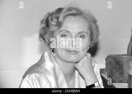 Ruth-Maria Kubitschek Schauspielerin 10/84 ruß Ruth-Maria Kubitschek im Oktober 1984 Deutschland deutsche Frau Schauspiel Frau TV Fernsehen actrice allemande quer Porträt lächelnd aufgestützt main SW *** Ruth Maria Kubitschek actrice 10 84 soot Ruth Maria Kubitschek en octobre 1984 Allemagne allemande femme jouant le rôle femme TV télévision actrice allemande portrait croisé souriant soutenu main SW Banque D'Images