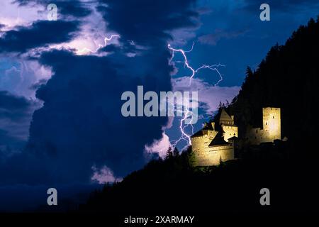 Image effrayante d'un éclair tombant d'un nuage d'orage près du château Finstergrun près de Ramingstein, Autriche. Banque D'Images