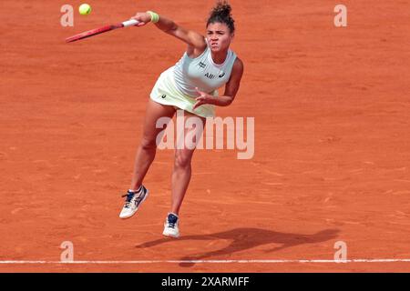 Roland Garros, Paris, France. 8 juin 2024. Tournoi de tennis français 2024, jour 14 ; Jasmine Paolini (ITA) sert à IgA Swiatek (POL) dans la finale des singles féminins crédit : action plus Sports/Alamy Live News Banque D'Images