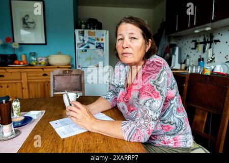 Portrait Airbnb Host Maggie est un hôte Airbnb fier et confortable à la maison het à Berlin Ouest, où elle accueille des voyageurs de nombreux pays. Berlin, Allemagne. MRYES Berlin Brandenburgische Strasse Berlin Allemagne Copyright : xGuidoxKoppesx Banque D'Images