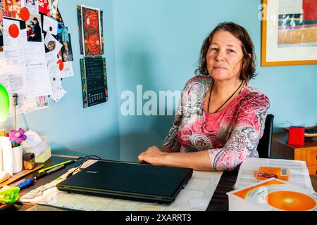 Portrait Airbnb Host Maggie est un hôte Airbnb fier et confortable à la maison het à Berlin Ouest, où elle accueille des voyageurs de nombreux pays. Berlin, Allemagne. MRYES Berlin Brandenburgische Strasse Berlin Allemagne Copyright : xGuidoxKoppesx Banque D'Images