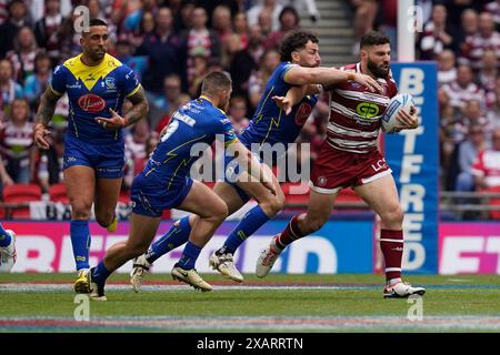 Wembley, Londres, Royaume-Uni. 8 juin 2024. Finale de la Betfred Challenge Cup Rugby : Warrington Wolves vs Wigan Warriors au stade de Wembley. Abbas Miski parvient à repousser Toby King pendant le tacle mais Danny Walker cherche à se rapprocher. Crédit James Giblin Photography/Alamy Live News. Banque D'Images