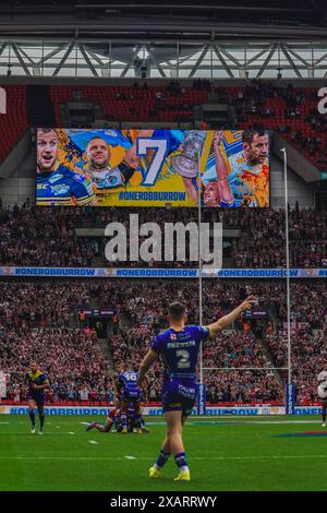 Wembley, Londres, Royaume-Uni. 8 juin 2024. Finale de la Betfred Challenge Cup Rugby : Warrington Wolves vs Wigan Warriors au stade de Wembley. Rob Burroe dans l'écran du stade pendant la 7ème minute du match. Crédit James Giblin Photography/Alamy Live News. Banque D'Images