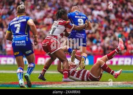 Wembley, Londres, Royaume-Uni. 8 juin 2024. Finale de la Betfred Challenge Cup Rugby : Warrington Wolves vs Wigan Warriors au stade de Wembley. Danny Walker réussit à battre Brad O'Neil pendant le tacle, mais est retenu par Junior Nsemba. Crédit James Giblin Photography/Alamy Live News. Banque D'Images