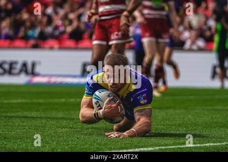 Wembley, Londres, Royaume-Uni. 8 juin 2024. Finale de la Betfred Challenge Cup Rugby : Warrington Wolves vs Wigan Warriors au stade de Wembley. Matt Duftty essaye pour Warrington à Wembely. Crédit James Giblin Photography/Alamy Live News. Banque D'Images