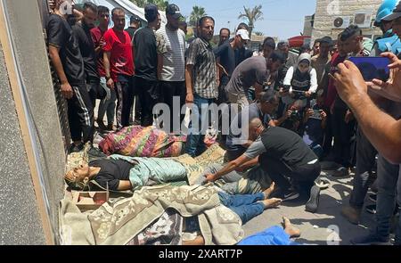 Nuseirat, Gaza. 08 juin 2024. Les corps des Palestiniens tués lors des attaques israéliennes contre le camp de réfugiés de Nuseirat, le camp de réfugiés d’al-Bureij et le camp de réfugiés d’al-Maghazi, sont vus à l’hôpital des martyrs d’Al-Aqsa à Gaza le samedi 8 juin 2024. Photo de Hatem Al-Rawag/UPI crédit : UPI/Alamy Live News Banque D'Images