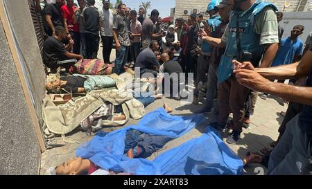 Nuseirat, Gaza. 08 juin 2024. Les corps des Palestiniens tués lors des attaques israéliennes contre le camp de réfugiés de Nuseirat, le camp de réfugiés d’al-Bureij et le camp de réfugiés d’al-Maghazi, sont vus à l’hôpital des martyrs d’Al-Aqsa à Gaza le samedi 8 juin 2024. Photo de Hatem Al-Rawag/UPI crédit : UPI/Alamy Live News Banque D'Images