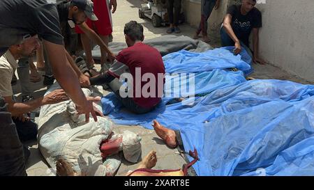 Nuseirat, Gaza. 08 juin 2024. Les corps des Palestiniens tués lors des attaques israéliennes contre le camp de réfugiés de Nuseirat, le camp de réfugiés d’al-Bureij et le camp de réfugiés d’al-Maghazi, sont vus à l’hôpital des martyrs d’Al-Aqsa à Gaza le samedi 8 juin 2024. Photo de Hatem Al-Rawag/UPI crédit : UPI/Alamy Live News Banque D'Images