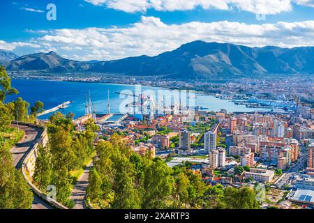 Palerme, Italie skyline surplombant le port dans l'après-midi. Banque D'Images