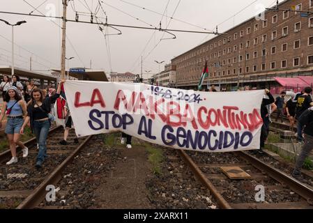 Manifestanti occupano i binari della stazione di Porta Nuova durante il corteo cittadino per il Cessate il Fuoco a Gaza - tous les yeux tournés vers Rafah a Torino, Italie. Samedi 8 giugno 2024 - les manifestants occupent les chemins de fer de la gare de porta Nuova pendant la manifestation pour le cessez-le-feu à Gaza - tous les yeux tournés vers Rafah à Turin, en Italie. Samedi 8 juin 2024 (photo Matteo SECCI/LaPresse) crédit : LaPresse/Alamy Live News Banque D'Images