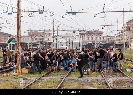 Manifestanti occupano i binari della stazione di Porta Nuova durante il corteo cittadino per il Cessate il Fuoco a Gaza - tous les yeux tournés vers Rafah a Torino, Italie. Samedi 8 giugno 2024 - les manifestants occupent les chemins de fer de la gare de porta Nuova pendant la manifestation pour le cessez-le-feu à Gaza - tous les yeux tournés vers Rafah à Turin, en Italie. Samedi 8 juin 2024 (photo Matteo SECCI/LaPresse) crédit : LaPresse/Alamy Live News Banque D'Images