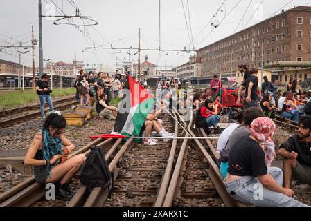 Manifestanti occupano i binari della stazione di Porta Nuova durante il corteo cittadino per il Cessate il Fuoco a Gaza - tous les yeux tournés vers Rafah a Torino, Italie. Samedi 8 giugno 2024 - les manifestants occupent les chemins de fer de la gare de porta Nuova pendant la manifestation pour le cessez-le-feu à Gaza - tous les yeux tournés vers Rafah à Turin, en Italie. Samedi 8 juin 2024 (photo Matteo SECCI/LaPresse) crédit : LaPresse/Alamy Live News Banque D'Images