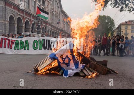 Corteo cittadino per il Cessate il Fuoco a Gaza - tous les yeux tournés vers Rafah a Torino, Italie. Samedi 8 giugno 2024 - manifestation pour le cessez-le-feu à Gaza - tous les yeux tournés vers Rafah à Turin, Italie. Samedi 8 juin 2024 (photo Matteo SECCI/LaPresse) crédit : LaPresse/Alamy Live News Banque D'Images