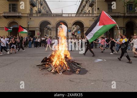 Corteo cittadino per il Cessate il Fuoco a Gaza - tous les yeux tournés vers Rafah a Torino, Italie. Samedi 8 giugno 2024 - manifestation pour le cessez-le-feu à Gaza - tous les yeux tournés vers Rafah à Turin, Italie. Samedi 8 juin 2024 (photo Matteo SECCI/LaPresse) crédit : LaPresse/Alamy Live News Banque D'Images