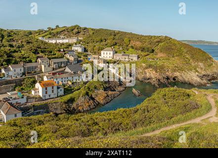 Vue sur le village côtier de Cornouailles Portloe, Cornouailles, Angleterre, Royaume-Uni Banque D'Images