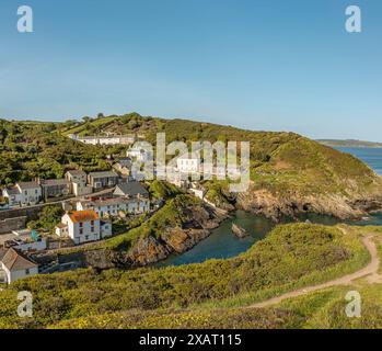 Vue sur le village côtier de Cornouailles Portloe, Cornouailles, Angleterre, Royaume-Uni Banque D'Images