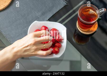 Gros plan des fraises et des fraises sauvages. Shot est bon pour les publicités Banque D'Images