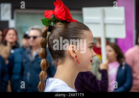 FUENGIROLA, ESPAGNE - 1er MAI 2024 : défilé inaugural de la Foire internationale connue sous le nom de Foire populaire à Fuengirola, Espagne, le 1er mai 2024 Banque D'Images