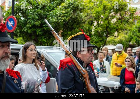 FUENGIROLA, ESPAGNE - 1er MAI 2024 : défilé inaugural de la Foire internationale connue sous le nom de Foire populaire à Fuengirola, Espagne, le 1er mai 2024 Banque D'Images