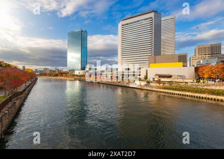 Osaka, Japon reflets de paysage urbain dans les douves pendant la saison d'automne. Banque D'Images