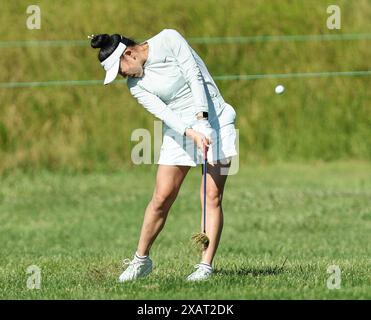 Galloway, NJ, États-Unis. 8 juin 2024. Lucy Li de Californie frappe son tir d'approche lors du ShopRite LPGA Classic à Galloway, NJ Mike Langish/CSM/Alamy Live News Banque D'Images