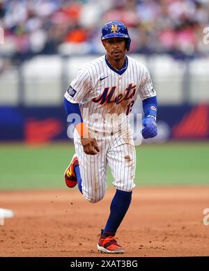 Francisco Lindor des Philadelphia Phillies en action le premier jour du match de la MLB London Series au stade de Londres. Date de la photo : samedi 8 juin 2024. Banque D'Images