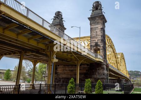 Une vue saisissante depuis le dessous du Sixth Street Bridge, également connu sous le nom de David McCullough Bridge, dans le quartier animé du Strip District de Pittsburgh, en Pennsylvanie Banque D'Images