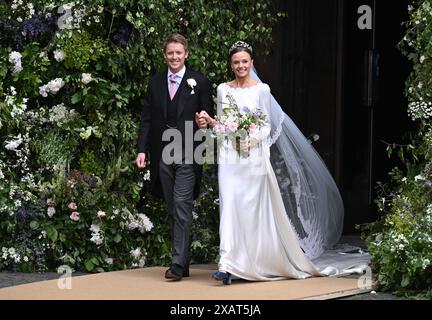 Chester, Angleterre. ROYAUME-UNI. 07 juin 2024. Hugh Grosvenor, duc de Westminster et son épouse Olivia Grosvenor, duchesse de Westminster quittent la cathédrale de Chester Banque D'Images