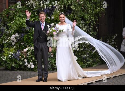 Chester, Angleterre. ROYAUME-UNI. 07 juin 2024. Hugh Grosvenor, duc de Westminster et son épouse Olivia Grosvenor, duchesse de Westminster quittent la cathédrale de Chester Banque D'Images