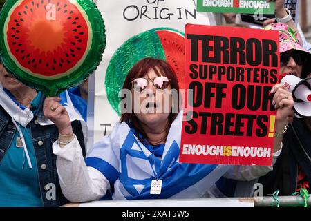 Londres, Royaume-Uni. 8 juin 2024. Une petite contre-manifestation de sionistes a lieu alors que des dizaines de milliers de partisans palestiniens défilent à travers le centre de Londres jusqu'à la place du Parlement dans une manifestation organisée par une coalition de groupes comprenant la Palestine Solidarity Campaign, Stop the War Coalition, les amis d'Al Aqsa et le CND. Les manifestants ont appelé à un cessez-le-feu et à la fin du soutien britannique et américain au siège, au bombardement et à l'invasion de Gaza par Israël à la suite d'une attaque par des militants du Hamas. Crédit : Ron Fassbender/Alamy Live News Banque D'Images