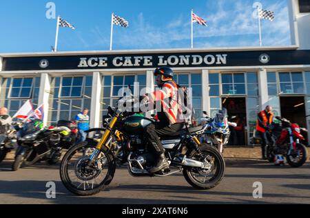 Excursion en moto commémorative pour commémorer Dave Myers, « Hairy Biker », décédé en février 2024. Intitulé Dave Day. Cavalier en veste British Union Flag Banque D'Images