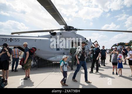 8 juin 2024, Berlin, Allemagne : L'ILA Berlin 2024, l'un des principaux salons de l'aérospatiale au monde, a ébloui les participants avec divers avions militaires et civils le 8 juin 2024. L'événement, qui s'est tenu à l'Expo Center Airport près de l'aéroport de Berlin Brandenburg (BER), a vu un ciel ensoleillé et une foule animée désireuse d'être témoin des dernières technologies de l'aviation. Outre le F-35, les participants pouvaient explorer divers autres avions, y compris l'Eurofighter, l'avion de transport A400M, ainsi que des drones et hélicoptères de pointe.''' ‹ ILA Berlin 2024 a également mis en évidence des avancées significatives dans la technologie aéronautique durable Banque D'Images