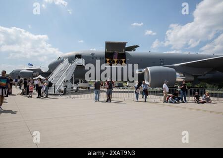 Le 8 juin 2024, l'ILA Berlin 2024, l'un des principaux salons de l'aérospatiale au monde, a ébloui les participants avec divers avions militaires et civils. L'événement, qui s'est tenu à l'Expo Center Airport près de l'aéroport de Berlin Brandenburg (BER), a vu un ciel ensoleillé et une foule animée désireuse d'être témoin des dernières technologies de l'aviation. Outre le F-35, les participants pourraient explorer divers autres avions, y compris l'Eurofighter, l'avion de transport A400M, et des drones et hélicoptères de pointe?. ILA Berlin 2024 a également mis en lumière les avancées significatives dans la technologie aéronautique durable. Le centre aérospatial allemand Banque D'Images