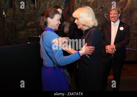 La reine Camilla s'entretient avec Lady Sarah Chatto (à gauche) lors d'une réception avec des auteurs, des acteurs et des amateurs de littérature participant au Queen's Reading Room Literary Festival au palais de Hampton court. Date de la photo : samedi 8 juin 2024. Banque D'Images