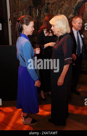 La reine Camilla s'entretient avec Lady Sarah Chatto (à gauche) lors d'une réception avec des auteurs, des acteurs et des amateurs de littérature participant au Queen's Reading Room Literary Festival au palais de Hampton court. Date de la photo : samedi 8 juin 2024. Banque D'Images