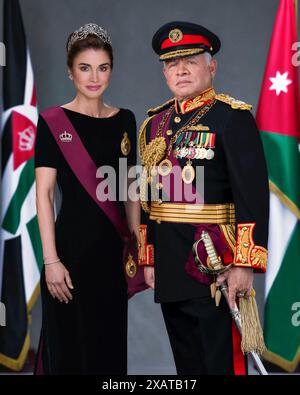 Amman, Jordanien. 08 juin 2024. Jordanie, 08-06-2024 le portrait officiel de leurs Majestés le Roi Abdallah II et la Reine Rania Al Abdallah de Jordanie à l'occasion de leur Jubilé d'argent. © Royal Hashemite court POINT THE vue OUT/dpa/Alamy Live News Banque D'Images
