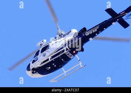 Palm Springs, Californie, États-Unis. 8 juin 2024. Un hélicoptère California Highway Patrol orbitant au-dessus d'un quartier de Palm Springs en Californie. (Crédit image : © Ian L. Sitren/ZUMA Press Wire) USAGE ÉDITORIAL SEULEMENT! Non destiné à UN USAGE commercial ! Banque D'Images