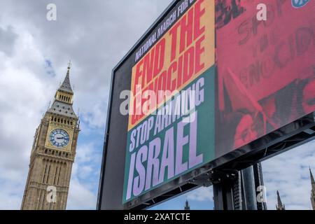 Des dizaines de milliers de manifestants pro-palestiniens défilent à Londres 08 / 06 / 2024 Banque D'Images