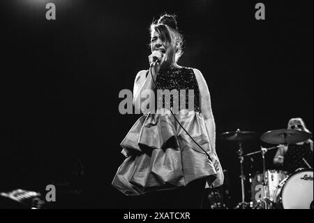 Konzert von Bikini Kill in Berlin AM 08.06.2024 spielte die US-amerikanische Punkband Bikini Kill, um Sängerin Kathleen Hanna, ein Konzert in der ausverkauften Columbiahalle., Berlin Berlin Deutschland Neukölln *** concert de Bikini Kill in Berlin le 08 06 2024 le groupe punk américain Bikini Kill, dirigé par la chanteuse Kathleen Hanna, a joué un concert dans le Columbiahalle à guichets fermés, Berlin Berlin Allemagne Neukölln Banque D'Images