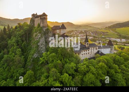 Château médiéval Oravsky Hrad au lever du soleil en Slovaquie. Vue aérienne Banque D'Images