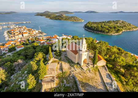 L'église Nicolas et la vieille ville de Tribunj dans la région de Dalmatie en Croatie Banque D'Images