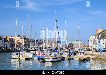 Bateaux dans le port de Weymouth (Weymouth Old Harbour) par une journée ensoleillée en été, Dorset, Angleterre, Royaume-Uni Banque D'Images