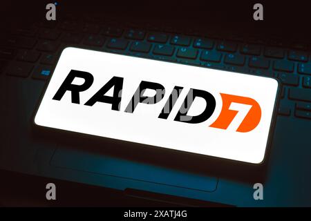 Brésil. 08 juin 2024. Dans cette illustration photo, le logo Rapid7 Cybersecurity est affiché sur l'écran d'un smartphone. (Photo de Rafael Henrique/SOPA images/SIPA USA) *** strictement à des fins éditoriales *** crédit : SIPA USA/Alamy Live News Banque D'Images
